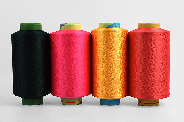 ポリエステル フィラメント糸は、繊維業界で使用される最も一般的な種類の糸の 1 つです。