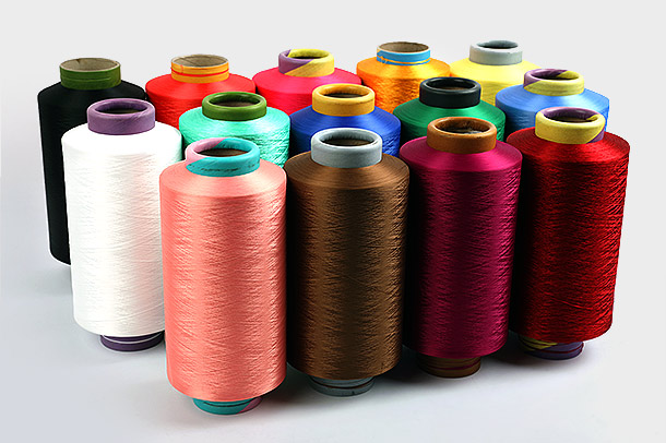 ポリエステル糸とは、ポリエステルを原料として紡績した糸のことを指します。