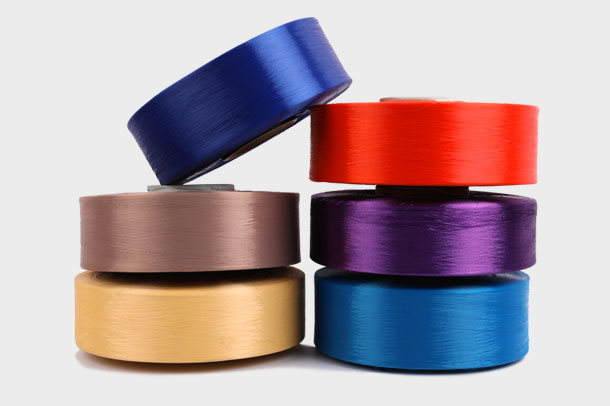 ポリエステル POY 糸の耐摩耗性により、屋外衣料品業界の製品が長期の風にどのように耐えられるのか